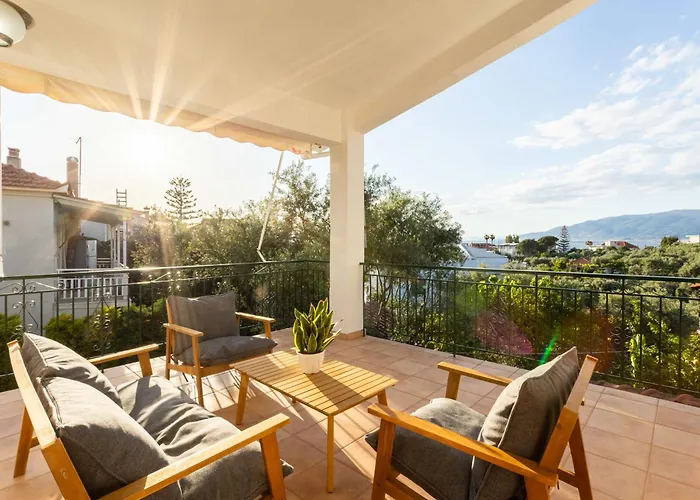 Avia\'S Seaside Hideaway With Lush Garden